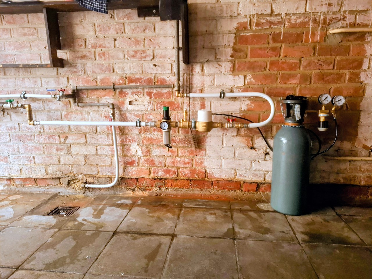 Installation SoluCalc au CO₂ réalisée par Atmos Technics à Bruxelles, avec bouteille, détendeur et raccordements.