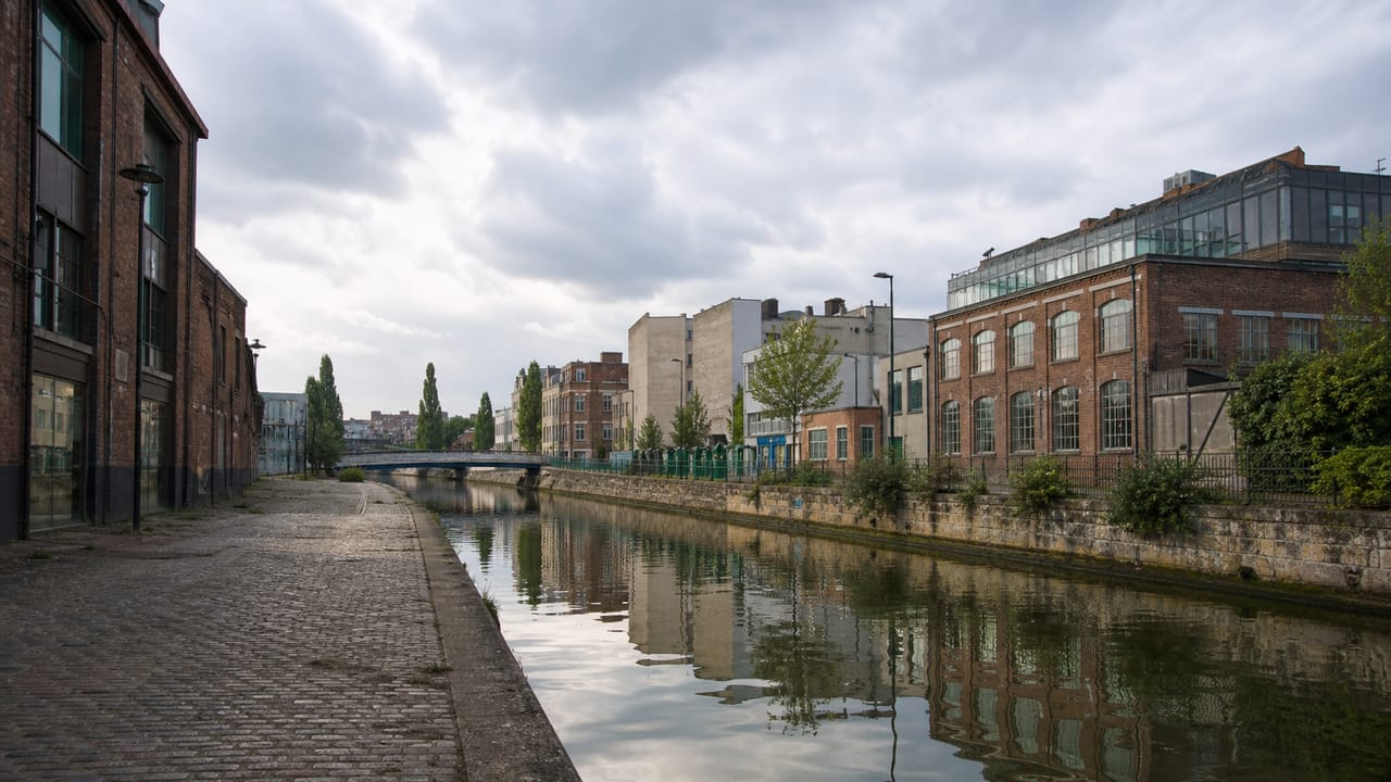 Vue caractéristique de Molenbeek-Saint-Jean (1080) à Bruxelles · très dense : maisons mitoyennes 1900 (parfois dégradées) · zone d'intervention chauffagiste agréé PEB Atmos Technics