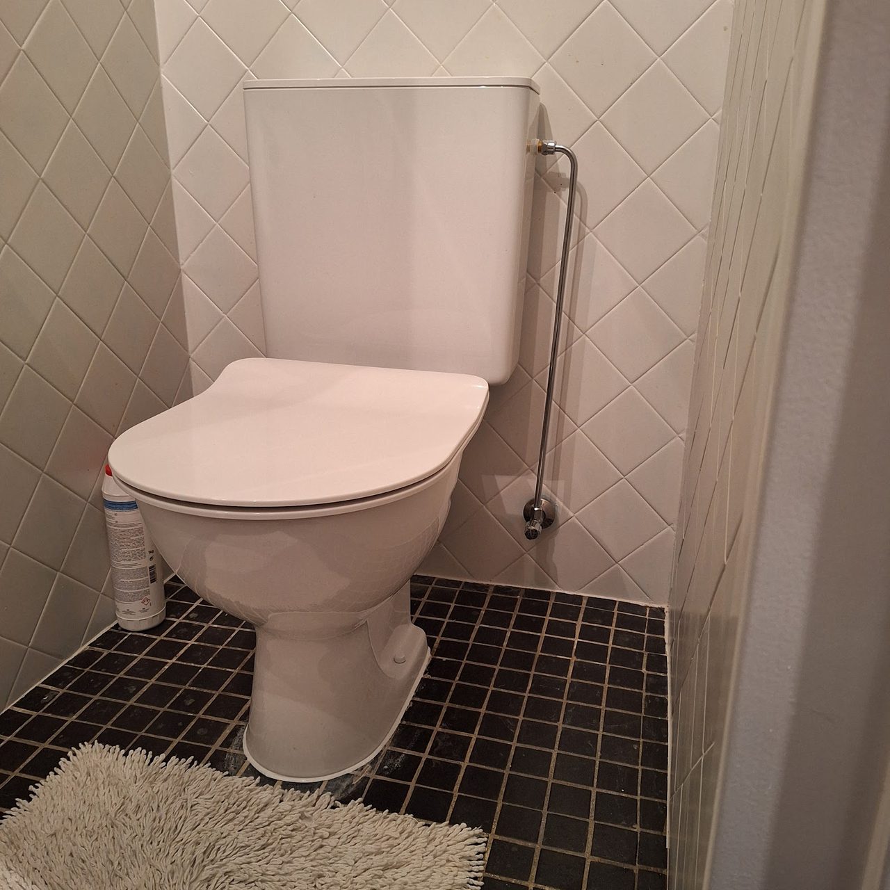 Intervention de plomberie sur un sanitaire à Bruxelles par Atmos Technics, raccord et contrôle d'étanchéité